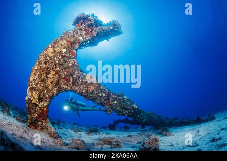 Der Abtauch (MR) und ein alter Anker, der auf einem sandigen Grund vor der Insel Maui, Hawaii, USA, ruht. Stockfoto