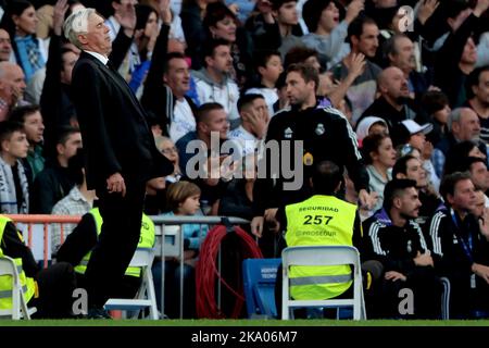 Madrid, Spanien. 30. Oktober 2022. Madrid Spanien; 10.30.2022.- Real Madrid Coach Carlo Ancelotti. Real Madrid zieht am Spieltag 12 mit Girona 1 im Spiel der Spanischen Fußballliga an. Das Spiel wird im Santiago Bernabeu Stadion in der Hauptstadt des Königreichs Spanien ausgetragen. Real Madrid Tor wurde von Vinicius Jr. 70' Girona Tor von Cristhian Stuani aus einem Elfmeter 80' Quelle: Juan Carlos Rojas/dpa/Alamy Live News Stockfoto