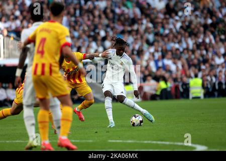 Madrid, Spanien. 30. Oktober 2022. Madrid Spanien; 10.30.2022.- Real Madrid Spieler Camavinga schoss das Tor. Real Madrid zieht am Spieltag 12 mit Girona 1 im Spiel der Spanischen Fußballliga an. Das Spiel wird im Santiago Bernabeu Stadion in der Hauptstadt des Königreichs Spanien ausgetragen. Real Madrid Tor wurde von Vinicius Jr. 70' Girona Tor von Cristhian Stuani aus einem Elfmeter 80' Quelle: Juan Carlos Rojas/dpa/Alamy Live News Stockfoto
