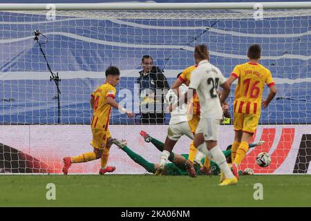 Madrid, Spanien. 30. Oktober 2022. Madrid Spanien; 10.30.2022.- Real Madrid zieht am Spieltag 12 mit Girona 1 im Spiel der Spanischen Fußballliga an. Das Spiel wird im Santiago Bernabeu Stadion in der Hauptstadt des Königreichs Spanien ausgetragen. Real Madrid Tor wurde von Vinicius Jr. 70' Girona Tor von Cristhian Stuani aus einem Elfmeter 80' Quelle: Juan Carlos Rojas/dpa/Alamy Live News Stockfoto