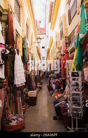 Einkaufsboutiquen entlang einer Gasse in einem arabischen Souk in Granada, Spanien. Stockfoto