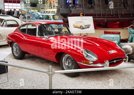 SPEYER, DEUTSCHLAND - OKTOBER 2022: Roter JAGUAR E TYP S1 3,8 Coupé 1964 im Technikmuseum Speyer. Stockfoto