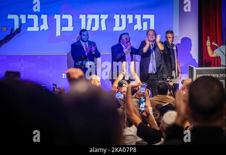 Tel Aviv, Israel. 23. Oktober 2022. Itamar Ben Gvir, Anführer der ultrarationalistischen rechtsextremen Partei Otzma Yehudit, während einer Kundgebung in Tel Aviv. Die 5. nationalen Wahlen in Israel in vier Jahren werden am 1. November stattfinden. Am 2. November könnten die Israelis zu einer Realität aufwachen, in der ihre nationalistische rechtsextreme Partei, Der religiöse Zionismus – zu dem auch die ultra-nationalistische Otzma Yehudit-Partei gehört – wird die drittgrößte Partei im parlament und ein Schlüsselmitglied einer Koalition unter der Führung des Oppositionsführers und ehemaligen Premierministers Benjamin Netanjahu sein. Kredit: SOPA Images Limited/Alamy Live Nachrichten Stockfoto