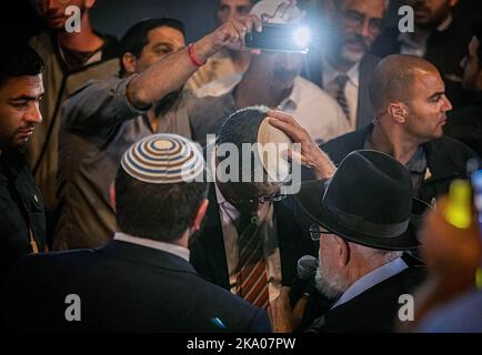 Rabbi Nov Lior, der spirituelle Führer der ultrarationalistischen rechtsextremen Partei Otzma Yehudit, legt seine Hand auf den Kopf des politischen Führers der Parteien, Itamar Ben Gvir, während er ihm während einer Kundgebung in Jerusalem seinen Segen gibt. Die 5. nationalen Wahlen in Israel in vier Jahren werden am 1. November stattfinden. Am 2. November könnten die Israelis zu einer Realität aufwachen, in der ihre nationalistische rechtsextreme Partei, Der religiöse Zionismus – zu dem auch die ultra-nationalistische Otzma Yehudit-Partei gehört – wird die drittgrößte Partei im parlament und ein wichtiges Mitglied einer Koalition unter der Führung des Oppositionsführers und ehemaligen Premierministers Benjamin Net sein Stockfoto