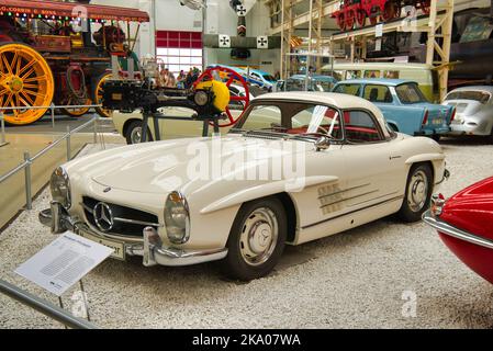 SPEYER, DEUTSCHLAND - OKTOBER 2022: Weißer Mercedes-Benz Cabrio-Roadster 300 SL W198 1957 im Technikmuseum Speyer. Stockfoto