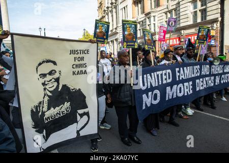 London, Großbritannien. 29.. Oktober 2022. Prosper Kaba und Nkama Lumuanganu, Vater und Mutter von Chris Kaba, schließen sich den Aktivisten der United Families & Friends Campaign (UFFC) zu ihrer jährlichen Prozession an, um an Familienmitglieder und Freunde zu erinnern, die in Polizeigewahrsam, im Gefängnis, in Immigrationshaft oder in sicheren psychiatrischen Krankenhäusern starben. Kredit: Mark Kerrison/Alamy Live Nachrichten Stockfoto