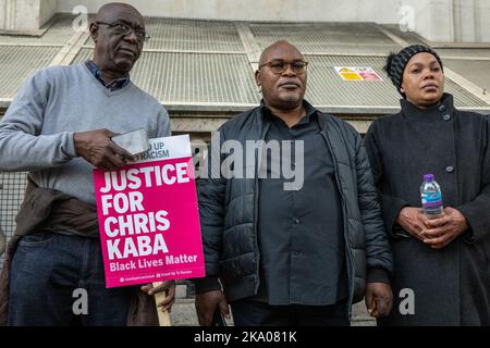 London, Großbritannien. 29.. Oktober 2022. Prosper Kaba (c) und Nkama Lumuanganu (r), der Vater und die Mutter von Chris Kaba, stehen vor der Downing Street nach der jährlichen Prozession der United Families & Friends Campaign (UFFC) zum Gedenken an Familienmitglieder und Freunde, die in Polizeigewahrsam, im Gefängnis, in Einwanderungshaft oder in sicheren psychiatrischen Krankenhäusern starben. Chris Kaba, 24, der kein Polizeiverdächtiger war, wurde am 5. September 2022 von einem Polizeifeuerwaffenoffizier in einer Wohnstraße in Streatham getötet. Es gab 1.838 Todesfälle in Polizeigewahrsam oder auf andere Weise nach Kontakt mit der Polizei i Stockfoto