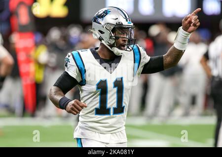 Atlanta, Georgia, USA. 30. Oktober 2022. Carolina Panthers Quarterback PJ Walker (11) signalisiert während des Spiels gegen die Atlanta Falcons im Mercedes-Benz Stadium die Seitenlinie. (Bild: © Debby Wong/ZUMA Press Wire) Bild: ZUMA Press, Inc./Alamy Live News Stockfoto