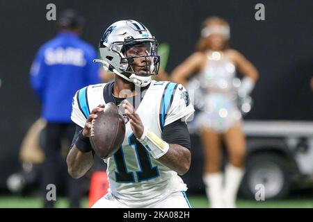 Atlanta, Georgia, USA. 30. Oktober 2022. Carolina Panthers Quarterback PJ Walker (11) wirft den Ball während des Spiels gegen die Atlanta Falcons im Mercedes-Benz Stadium. (Bild: © Debby Wong/ZUMA Press Wire) Bild: ZUMA Press, Inc./Alamy Live News Stockfoto