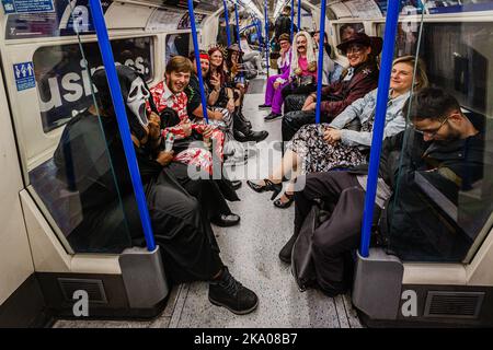 Halloween-Figuren fahren auf der Londoner U-Bahn. Stockfoto