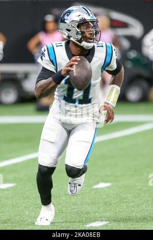 Atlanta, Georgia, USA. 30. Oktober 2022. Carolina Panthers Quarterback PJ Walker (11) wirft den Ball während des Spiels gegen die Atlanta Falcons im Mercedes-Benz Stadium. (Bild: © Debby Wong/ZUMA Press Wire) Bild: ZUMA Press, Inc./Alamy Live News Stockfoto