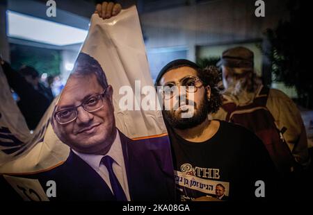 Tel Aviv, Israel. 23. Oktober 2022. Israelische Anhänger der ultrarationalistischen rechtsextremen Partei Otzma Yehudit und ihr Anführer Itamar Ben Gvir halten in Tel Aviv Transparente mit seinem Porträt. Die 5. nationalen Wahlen in Israel in vier Jahren werden am 1. November stattfinden. Am 2. November könnten die Israelis zu einer Realität aufwachen, in der ihre nationalistische rechtsextreme Partei, Der religiöse Zionismus, zu dem die ultra-nationalistische Otzma Yehudit-Partei gehört, wird die drittgrößte Partei im parlament und ein Schlüsselmitglied einer Koalition unter der Führung des Oppositionsführers und ehemaligen Premierministers Benjamin Netanjahu sein. (Bild: © Eyal Wars Stockfoto