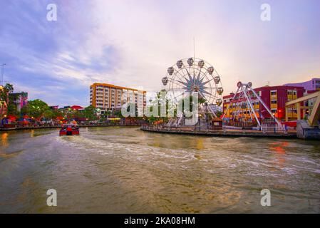 MALACCA, MALAYSIA - 23. März: Blick auf die Ufer des Flusses Melaka am 23. Okt 2015 in Malaysia. Malacca wurde zum UNESCO-Weltkulturerbe ernannt Stockfoto