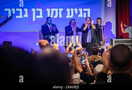 Tel Aviv, Israel. 23. Oktober 2022. Itamar Ben Gvir, Anführer der ultrarationalistischen rechtsextremen Partei Otzma Yehudit, während einer Kundgebung in Tel Aviv. Die 5. nationalen Wahlen in Israel in vier Jahren werden am 1. November stattfinden. Am 2. November könnten die Israelis zu einer Realität aufwachen, in der ihre nationalistische rechtsextreme Partei, Der religiöse Zionismus, zu dem die ultra-nationalistische Otzma Yehudit-Partei gehört, wird die drittgrößte Partei im parlament und ein Schlüsselmitglied einer Koalition unter der Führung des Oppositionsführers und ehemaligen Premierministers Benjamin Netanjahu sein. (Bild: © Eyal Warshavsky/SOPA Images via ZUMA Press Wire) Stockfoto