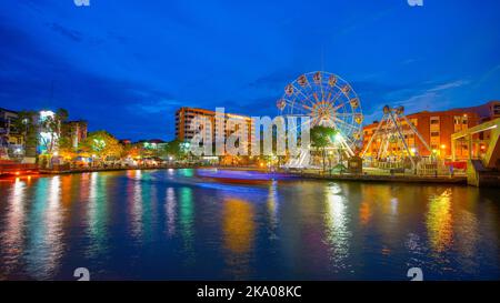 MALACCA, MALAYSIA - 23. März: Blick auf die Ufer des Flusses Melaka am 23. Okt 2015 in Malaysia. Malacca wurde zum UNESCO-Weltkulturerbe ernannt Stockfoto