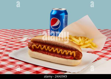 KIEW, UKRAINE - 16. SEPTEMBER 2021.Traditionelles Hot Dog, pommes Frites und Pepsi-Cola-Getränk. Restaurant Café-Menü Stockfoto