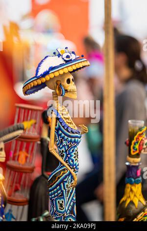 Morelia, Mexiko, 30. Oktober 2022, Tag der Toten zu den Feierlichkeiten in Michoacan gehört das Catrina Festival in Capula, einem Kunsthandwerksdorf, das für seine Tonskulpturen wie diese Chaquira catrina bekannt ist. Die elegant gekleideten Skelette oder Schädel, bekannt als Catrinas, wurden während der mexikanischen Revolution Anfang des 20. Jahrhunderts als Satire der moralisch dekadenten Oberschicht populär. Brian Overcast/Alamy Live News Stockfoto