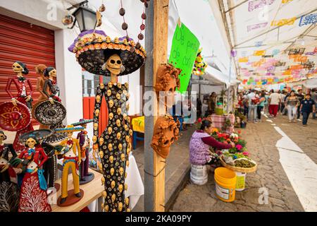 Morelia, Mexiko, 30. Oktober 2022, Tag der Toten zu den Feierlichkeiten in Michoacan gehört das Catrina Festival in Capula, einem Dorf, das für seine Tonskulpturen bekannt ist. Die elegant gekleideten Skelette oder Schädel, bekannt als Catrinas, wurden während der mexikanischen Revolution Anfang des 20. Jahrhunderts als Satire der moralisch dekadenten Oberschicht populär. Brian Overcast/Alamy Live News Stockfoto