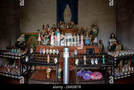 Brennende Kerzen für einen Altar bei der Mission San Xavier del Bac in Tucson, Arizona Stockfoto