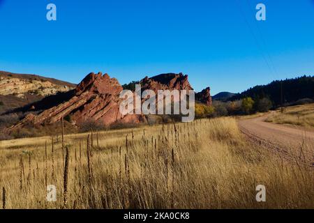 Rote Felsformationen entlang eines Wanderweges an einem sonnigen, warmen Herbsttag ohne Wolken im Roxborough State Park, Littleton, CO, USA Stockfoto