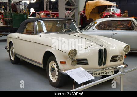 SPEYER, DEUTSCHLAND - OKTOBER 2022: Weißes BMW 503 Cabrio 1957 Retro-Auto im Technikmuseum Speyer. Stockfoto