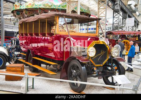 SPEYER, DEUTSCHLAND - OKTOBER 2022: Red DAIMLER Sightseeing Auto Retro Omnibus 1914 im Technikmuseum Speyer. Stockfoto