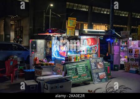 Toronto, Kanada - 11. August 2022: Hot Dog und Würstchen stehen auf der Queen Street W nachts im Freien Stockfoto