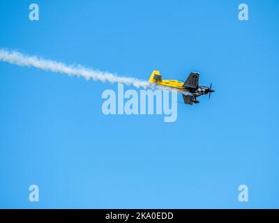 Sanford, FL, USA. 30. Oktober 2022. Michael Goulian tritt während der Orlando Air & Space Show auf dem Orlando Sanford International Airport in Sanford, FL. Romeo T Guzman/CSM/Alamy Live News Stockfoto