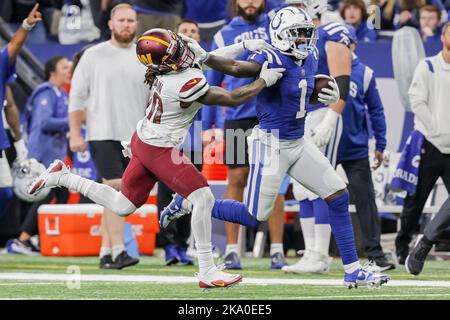 Indianapolis, Indiana, USA. 30. Oktober 2022. Indianapolis Colts Breitempfänger Parris Campbell (1) Starr-Arms Washington Commanders Sicherheit Bobby McCain (20) nach einem Pass während des Spiels zwischen den Washington Commanders und den Indianapolis Colts im Lucas Oil Stadium, Indianapolis, Indiana. (Bild: © Scott Stuart/ZUMA Press Wire) Bild: ZUMA Press, Inc./Alamy Live News Stockfoto