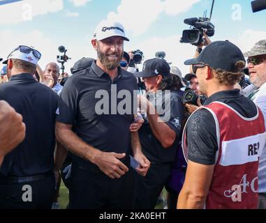 Miami, Vereinigte Staaten Von Amerika. 30. Oktober 2022. DORAL, FLORIDA - 30. OKTOBER: Teamkapitän Dustin Johnson von 4 Aces GC feiert seinen Teamsieg auf dem 18. Green während der Meisterschaftsrunde des LIV Golf Invitational - Miami im Trump National Doral Miami am 30. Oktober 2022 in Doral, Florida. (Foto von Alberto E. Tamargo/Sipa USA) Quelle: SIPA USA/Alamy Live News Stockfoto