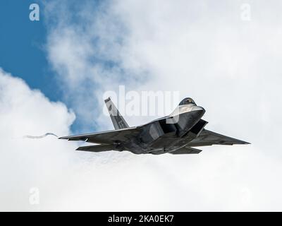 Sanford, FL, USA. 30. Oktober 2022. F-22 Raptor führt Manöver während der Orlando Air & Space Show auf dem Orlando Sanford International Airport in Sanford, FL, durch. Romeo T Guzman/CSM/Alamy Live News Stockfoto