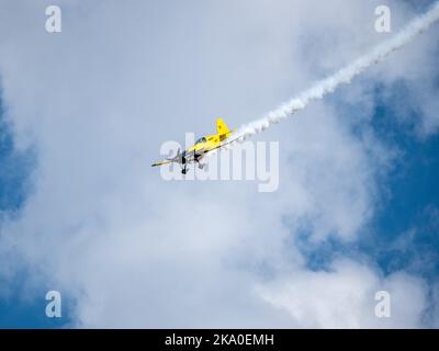 Sanford, FL, USA. 30. Oktober 2022. Michael Goulian tritt während der Orlando Air & Space Show auf dem Orlando Sanford International Airport in Sanford, FL. Romeo T Guzman/CSM/Alamy Live News Stockfoto