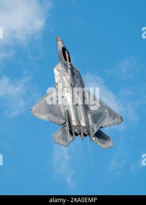 Sanford, FL, USA. 30. Oktober 2022. F-22 Raptor führt Manöver während der Orlando Air & Space Show auf dem Orlando Sanford International Airport in Sanford, FL, durch. Romeo T Guzman/CSM/Alamy Live News Stockfoto