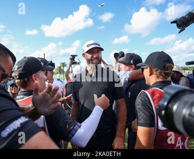 Miami, Vereinigte Staaten Von Amerika. 30. Oktober 2022. DORAL, FLORIDA - 30. OKTOBER: Teamkapitän Dustin Johnson von 4 Aces GC feiert seinen Teamsieg auf dem 18. Green während der Meisterschaftsrunde des LIV Golf Invitational - Miami im Trump National Doral Miami am 30. Oktober 2022 in Doral, Florida. (Foto von Alberto E. Tamargo/Sipa USA) Quelle: SIPA USA/Alamy Live News Stockfoto
