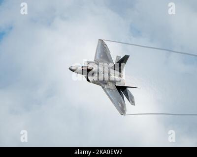 Sanford, FL, USA. 30. Oktober 2022. F-22 Raptor führt Manöver während der Orlando Air & Space Show auf dem Orlando Sanford International Airport in Sanford, FL, durch. Romeo T Guzman/CSM/Alamy Live News Stockfoto