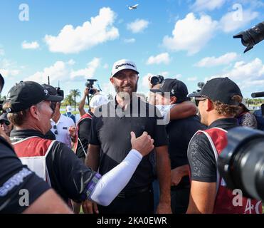 Miami, Vereinigte Staaten Von Amerika. 30. Oktober 2022. DORAL, FLORIDA - 30. OKTOBER: Teamkapitän Dustin Johnson von 4 Aces GC feiert seinen Teamsieg auf dem 18. Green während der Meisterschaftsrunde des LIV Golf Invitational - Miami im Trump National Doral Miami am 30. Oktober 2022 in Doral, Florida. (Foto von Alberto E. Tamargo/Sipa USA) Quelle: SIPA USA/Alamy Live News Stockfoto