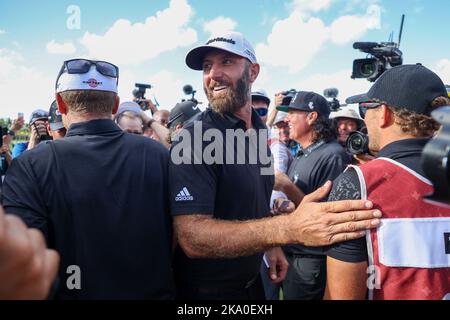 Miami, Vereinigte Staaten Von Amerika. 30. Oktober 2022. DORAL, FLORIDA - 30. OKTOBER: Teamkapitän Dustin Johnson von 4 Aces GC feiert seinen Teamsieg auf dem 18. Green während der Meisterschaftsrunde des LIV Golf Invitational - Miami im Trump National Doral Miami am 30. Oktober 2022 in Doral, Florida. (Foto von Alberto E. Tamargo/Sipa USA) Quelle: SIPA USA/Alamy Live News Stockfoto