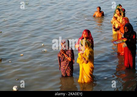 Kalkutta, Indien. 30. Oktober 2022. Hinduistische Frauen werden bei Chhath puja am Ufer des Ganga beobachtet, wie sie Rituale durchführen. Hinduistische Anhänger beten den sonnengott anläßlich Chhath Puja an. Eifrige Anhänger führen Rituale durch und beten für den Wohlstand des Lebens und des Reichtums. Kredit: SOPA Images Limited/Alamy Live Nachrichten Stockfoto