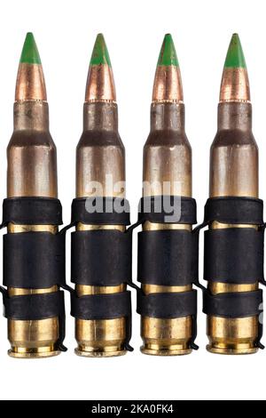 5,56mm Patronengürtel mit isolierten Rundungen auf weißem Hintergrund Stockfoto