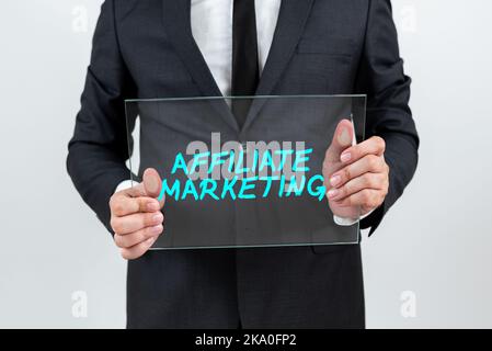 Text mit Inspiration Affiliate Marketing. Wort geschrieben auf erreichen Gründlichkeit und Genauigkeit genau bewusst Geschäftsmann Holding Transparentes Glas Stockfoto