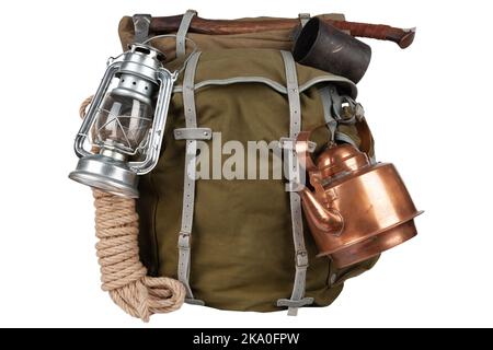 Antiker Vintage Rucksack mit Seil, Teekannen, Messingbecher und Gaslaterne isoliert auf weißem Hintergrund Stockfoto