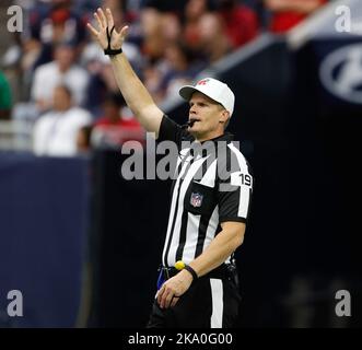 Houston, Texas, USA. 30. Oktober 2022: Schiedsrichter Clay Martin (19) während eines NFL-Spiels zwischen den Texanern und den Titanen am 30. Oktober 2022 in Houston. (Bild: © Scott Coleman/ZUMA Press Wire) Bild: ZUMA Press, Inc./Alamy Live News Stockfoto