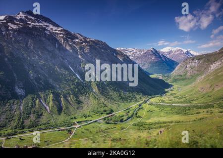 Idyllisches Tal und dramatische Landschaft der Haute Savoie in der Nähe des Iseran-Passes, Frankreich Stockfoto