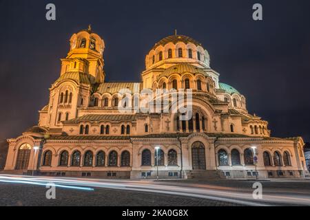 St. Alexander Nevski Kathedrale in Sofia beleuchtet in der Nacht, Bulgarien Stockfoto