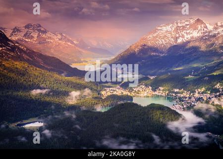 Celerina und Engadiner Seen, St. Moritz, Silvaplana und Maloja von Muottas Muragl Stockfoto