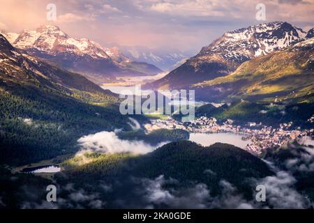 Celerina und Engadiner Seen, St. Moritz, Silvaplana und Maloja von Muottas Muragl Stockfoto