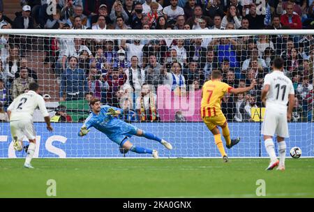 Madrid, Spanien. 30. Oktober 2022. Cristhian Stuani (2. R) aus Girona erzielt einen Elfmeterstoß während eines spanischen Fußballspiels der La Liga zwischen Real Madrid und Girona in Madrid, Spanien, am 30. Oktober 2022. Kredit: Gustavo Valiente/Xinhua/Alamy Live Nachrichten Stockfoto