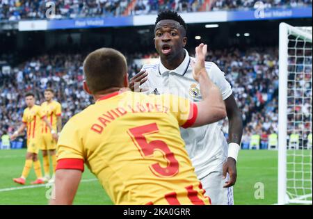 Madrid, Spanien. 30. Oktober 2022. Vinicius Jr. (Rückseite) von Real Madrid argumentiert mit David Lopez aus Girona während eines spanischen Fußballspiels der La Liga zwischen Real Madrid und Girona in Madrid, Spanien, am 30. Oktober 2022. Kredit: Gustavo Valiente/Xinhua/Alamy Live Nachrichten Stockfoto