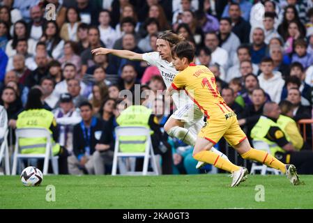 Madrid, Spanien. 30. Oktober 2022. Luka Modric (L) von Real Madrid spielt mit Toni Villa von Girona während eines spanischen Fußballspiels der La Liga zwischen Real Madrid und Girona in Madrid, Spanien, am 30. Oktober 2022. Kredit: Gustavo Valiente/Xinhua/Alamy Live Nachrichten Stockfoto