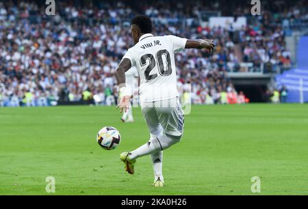 Madrid, Spanien. 30. Oktober 2022. Vinicius Jr. von Real Madrid tritt während eines spanischen Fußballspiels der La Liga zwischen Real Madrid und Girona in Madrid, Spanien, am 30. Oktober 2022 an. Kredit: Gustavo Valiente/Xinhua/Alamy Live Nachrichten Stockfoto